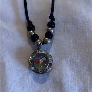 Spinning flower necklace